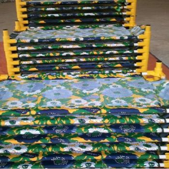 Giường vải bạt hoa.